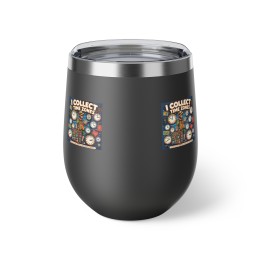 Copper Vacuum Insulated Cup, 12oz - Ilustracion estilo cartoon retro con viajeros, mapas y relojes de zonas horarias...