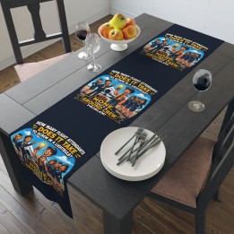 Table Runner (Cotton, Poly) - Ilustracion estilo cartoon retro-modern con crew de aeropuerto y humor vintage - mockup